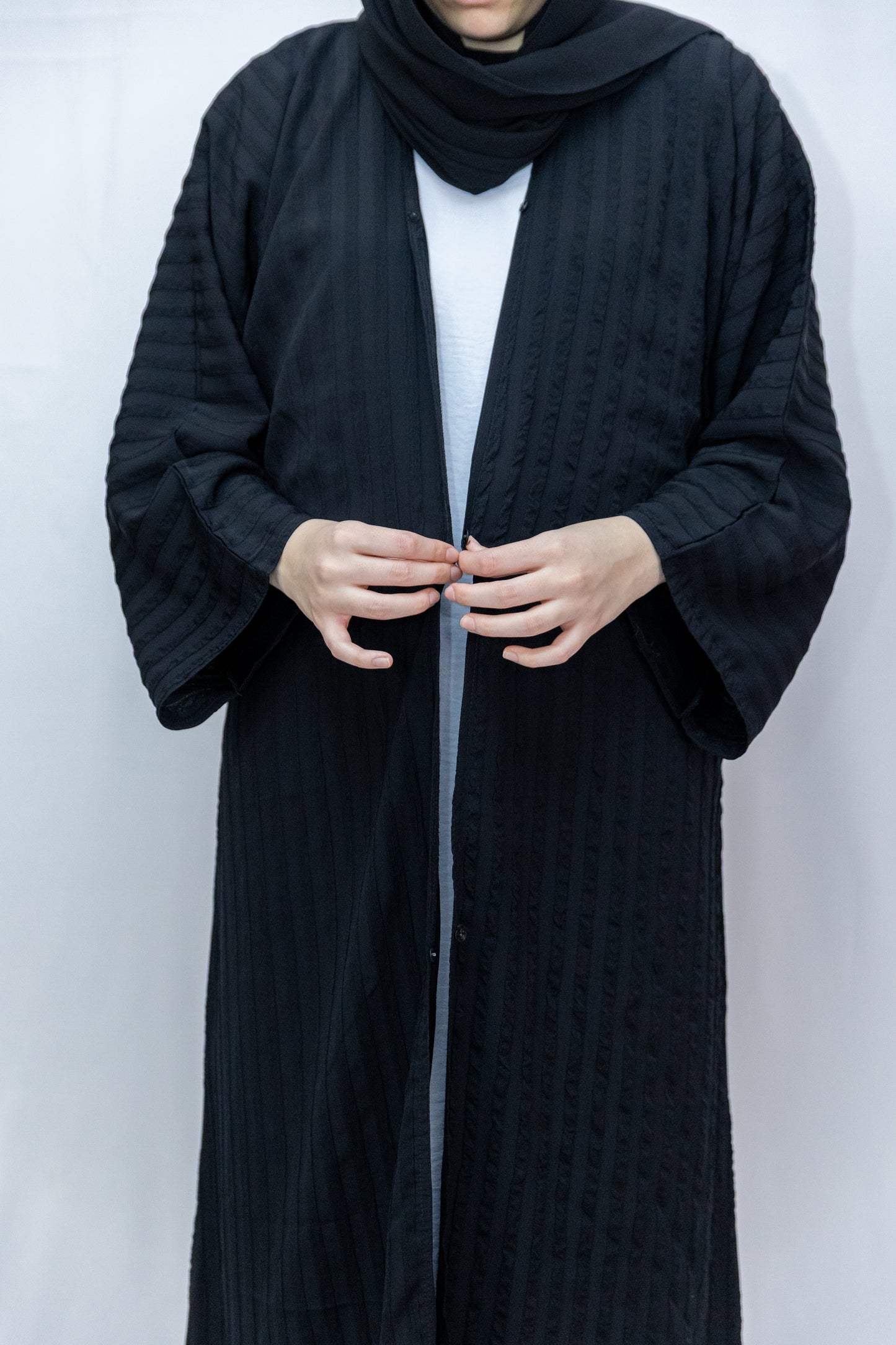 Clasp striped abaya - black