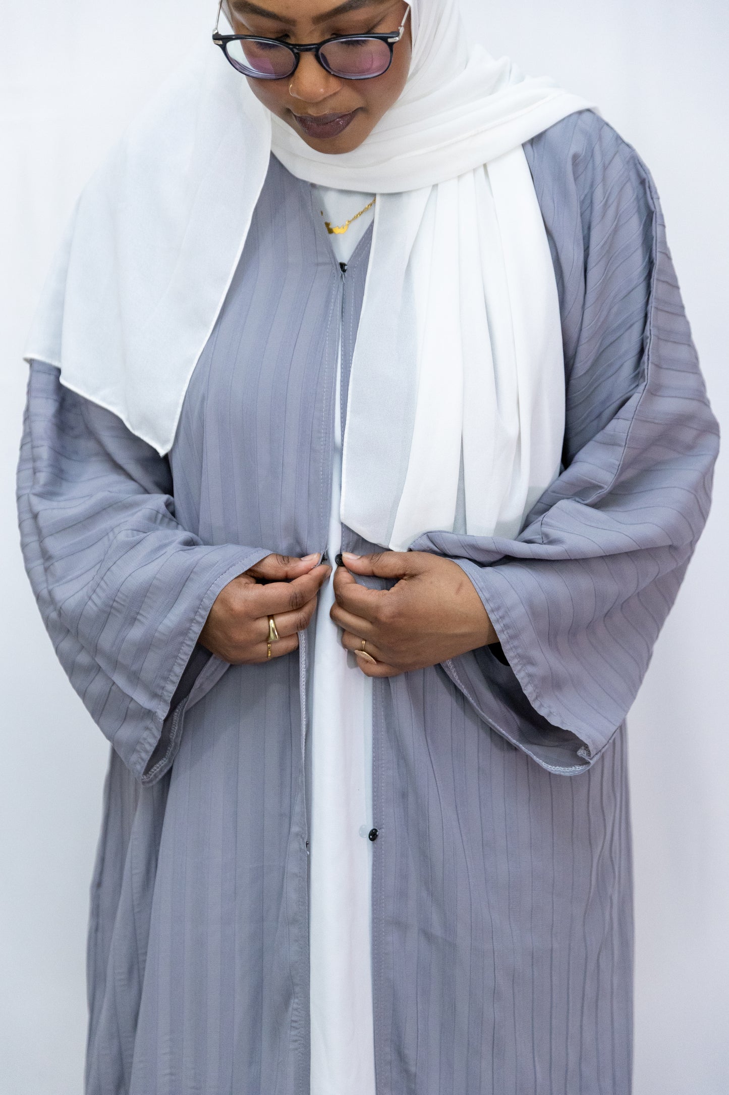 Clasp striped abaya - grey