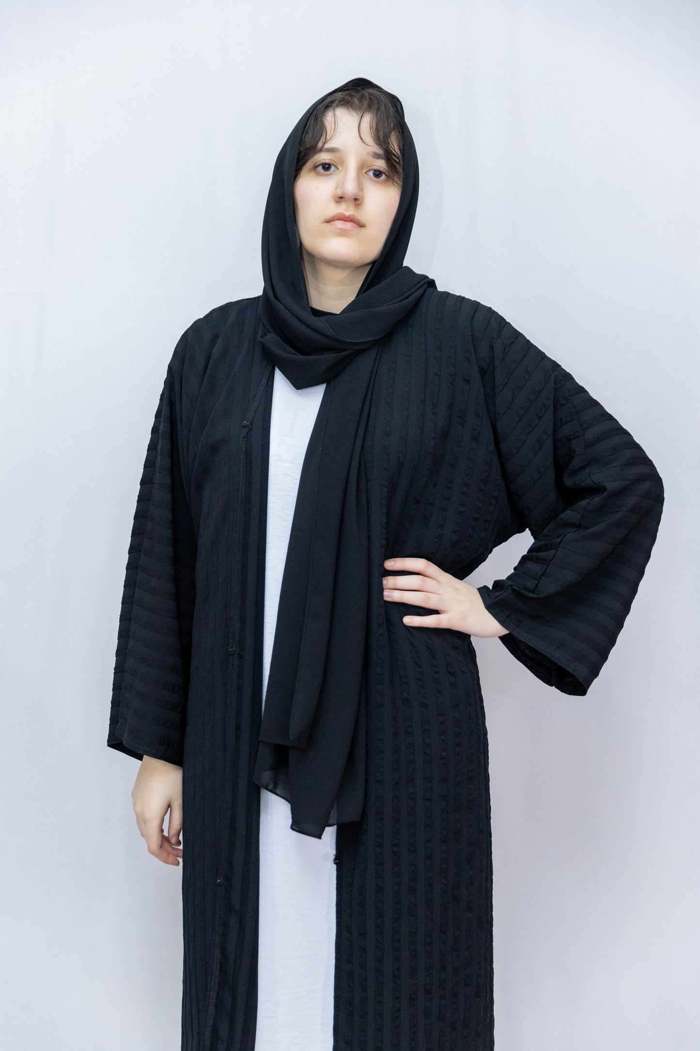 Clasp striped abaya - black