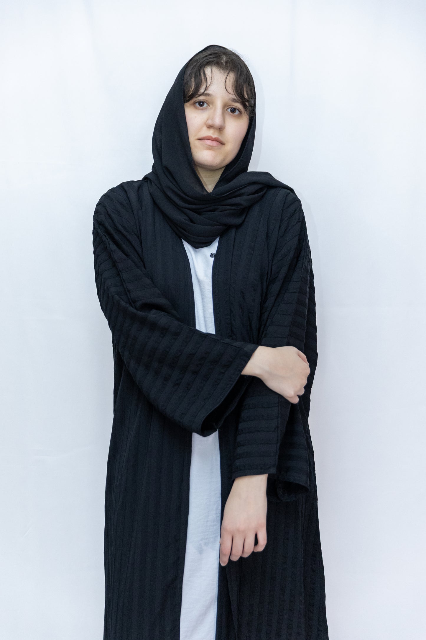 Clasp striped abaya - black